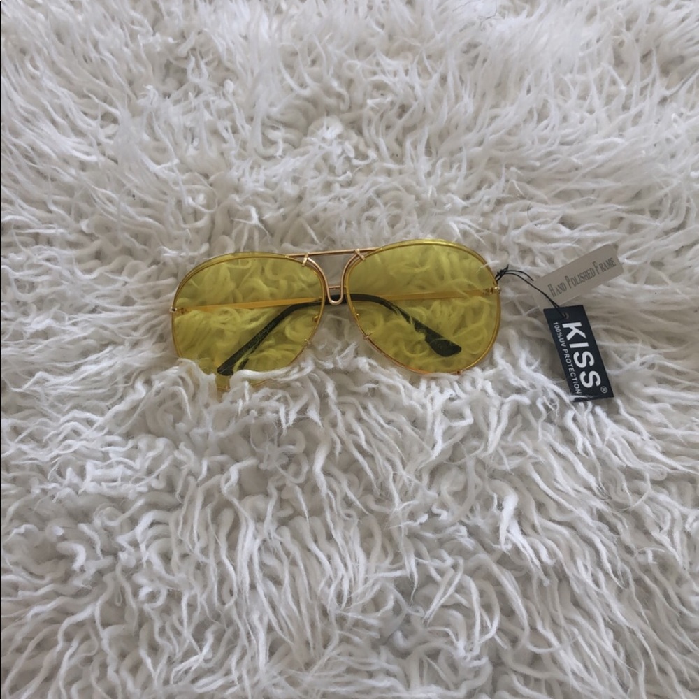 Yellow aviator glasses